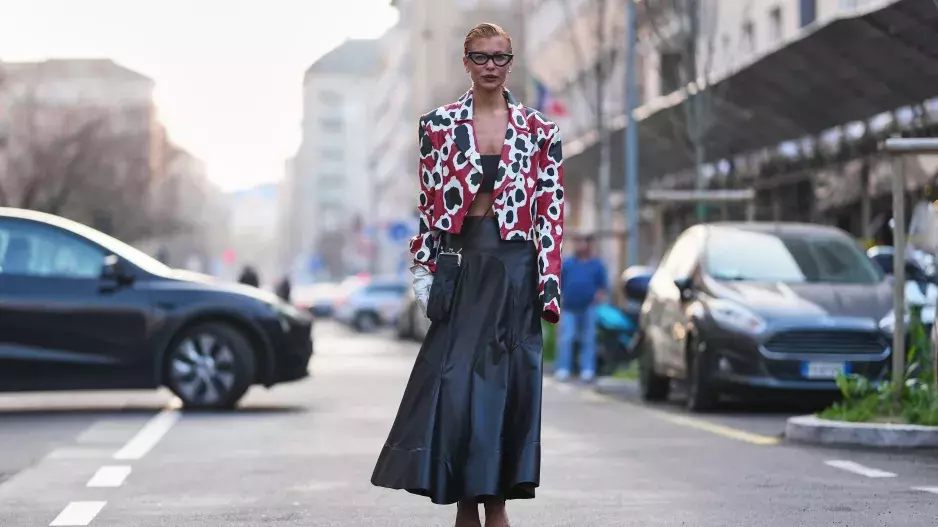 Tyto sukně budeme letos vídat všude: Maxi délky v těchto barvách lichotí zralým ženám