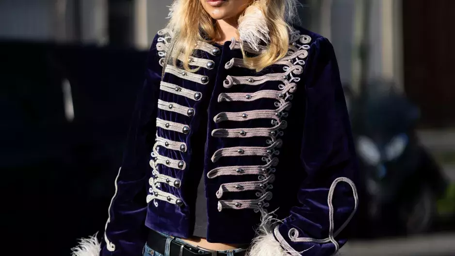 Napoleonská bunda je zpět: Skvěle vypadá s džínami i touto oblíbenou sukní