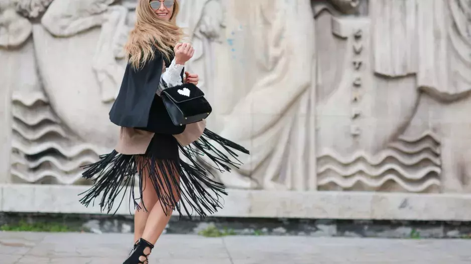 Tento hravý detail letos vidíme všude: Zjistěte, jak nosit třásně tak, aby nevypadaly lacině