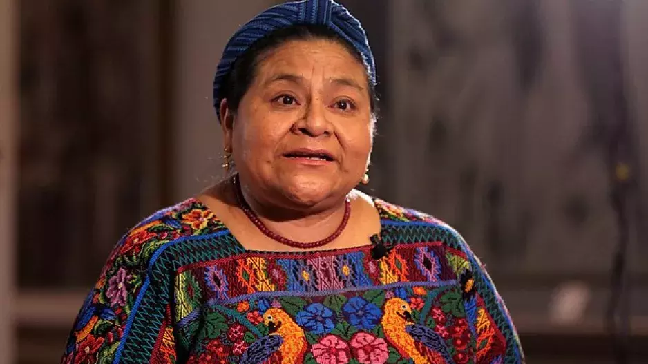 Rigoberta Menchú Tum přežila kruté pronásledování domorodých mayských komunit a vynesla jejich utrpení na světlo světa