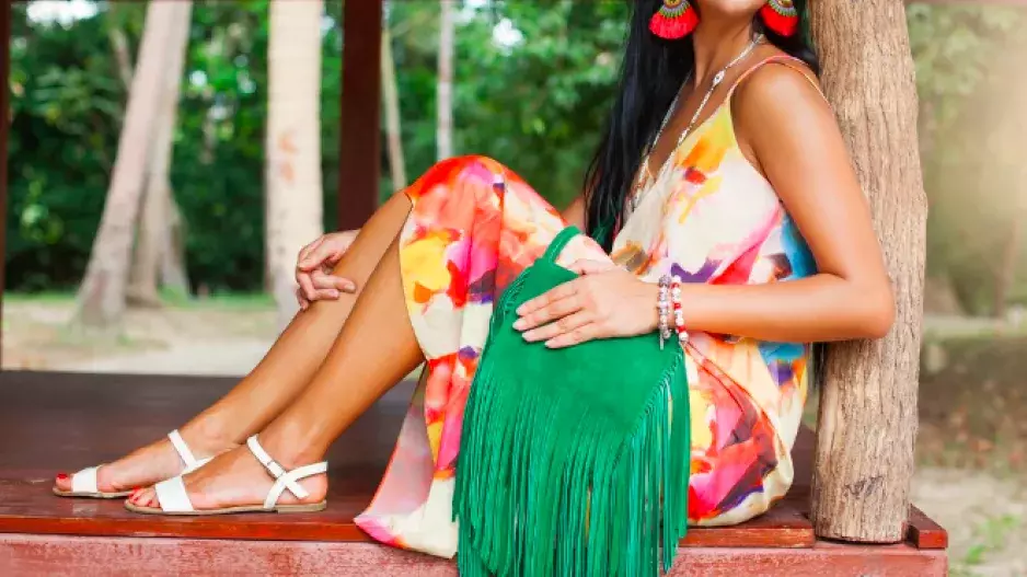 Tento jemný detail róbu pozvedne každé ženy. Dokáže přenést pozornost přesně tam, kam potřebujete