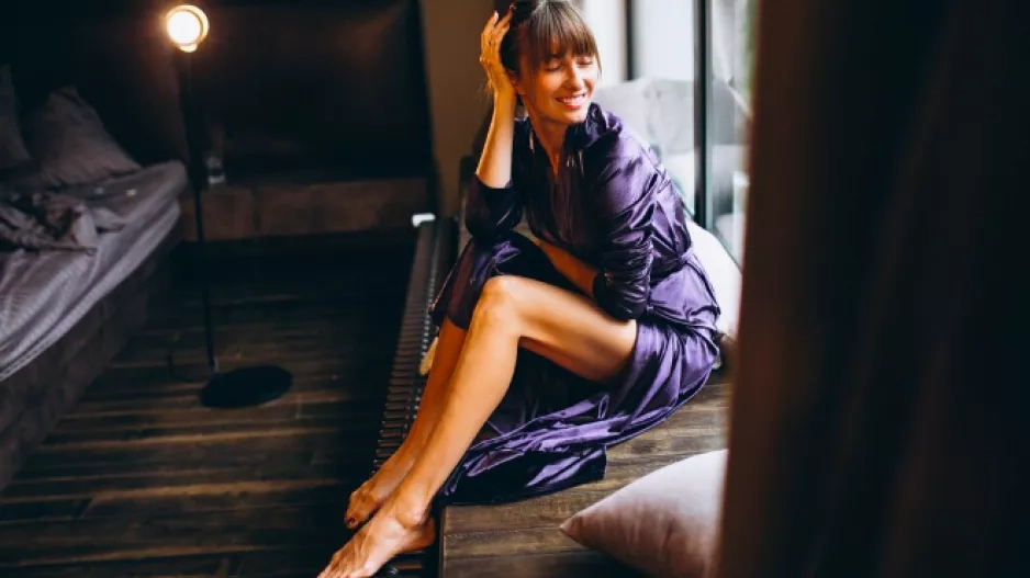 Materiál, který dříve zjemňoval spodní prádlo, se dere do popředí i v běžné módě. Vyzkoušejte ho chytře