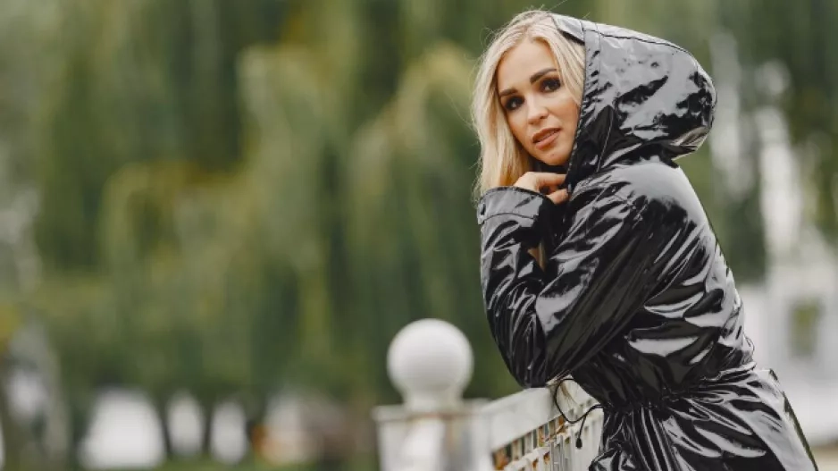 Parka s kapucí i bez jako hlavní trend jara. Odvážní vsadí na parku v překvapivé barvě