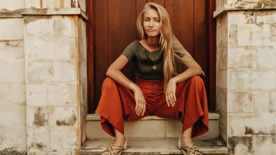 Mačkají se a ne každému sluší, přesto jsou hlavním trendem jarní sezóny. Jak nápaditě nosit kalhoty z tohoto přírodního materiálu