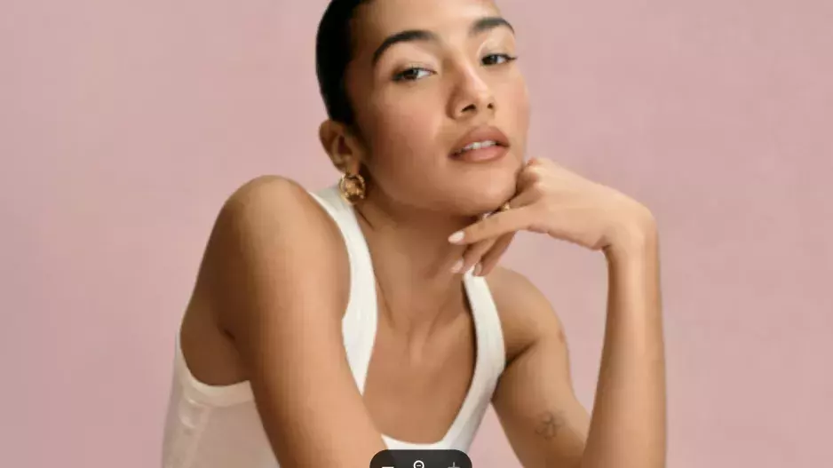 Britská zpěvačka a skladatelka Olivia Dean se stala tváří parfému ikonické značky. Tato vůně vám letos na jaře nesmí chybět  