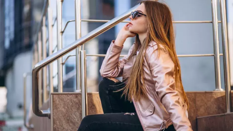 Tento materiál je snad nejstylovější ze všech. Nejen že sluší i po 50, ale zahřeje. V jaké barvě si ji pořídit?