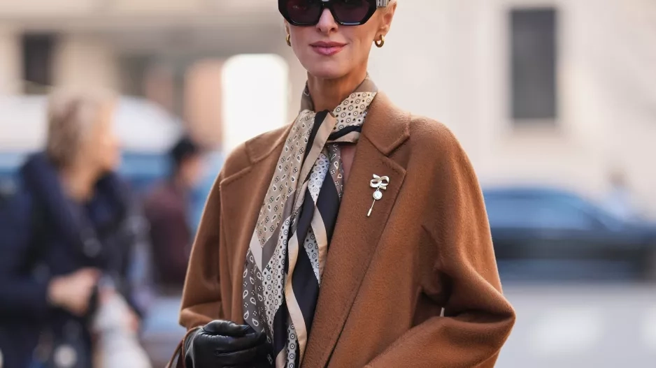 5 jarních trendů, které si zamilují minimalistky. Vedou ležérní šály i drobné střapce