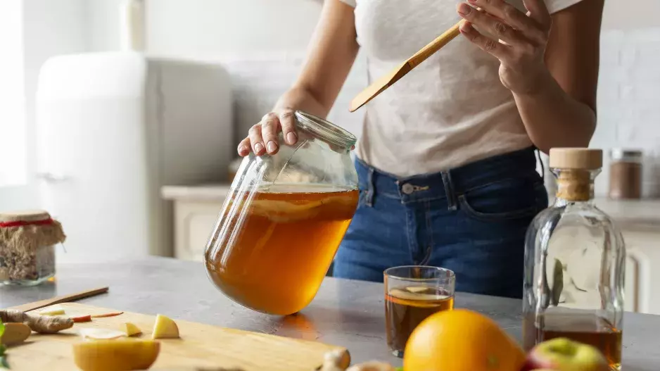 Pěstujete si doma „houbu“? Jak bezpečně vyrobit domácí kombuchu a neotrávit se plísní