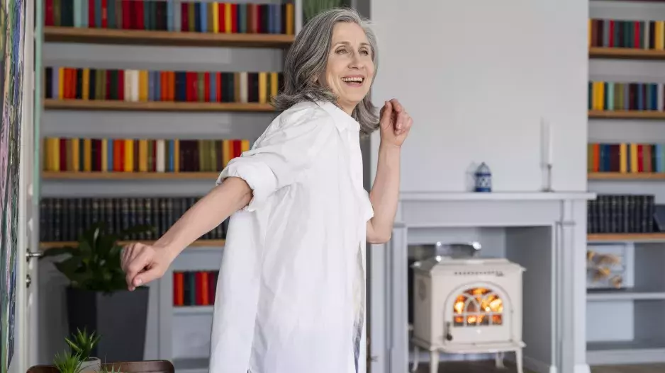 Zapomeňte na fitko, tancujte v kuchyni! Proč 10 minut spontánního tance omlazuje mozek i tělo