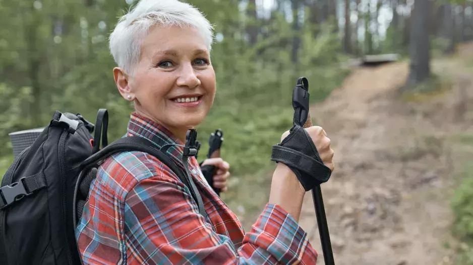 Zdravější srdce a méně kil bez dřiny v posilovně. Jak začít s Nordic walkingem, i když bydlíte ve městě