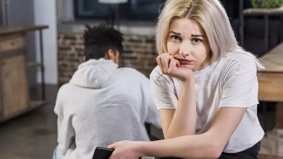 “Můj otec se vysmívá mému manželovi a já stojím mezi nimi,” potřebuje radu Adéla