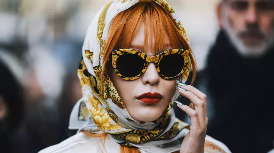 Trend z vyšších vrstev míří do ulic: Sluneční brýle letos zazáří s tímto doplňkem