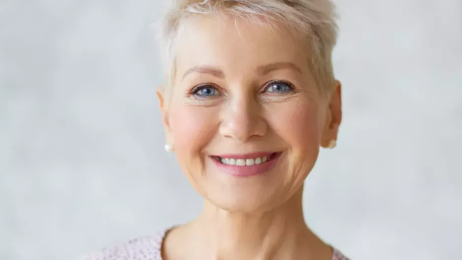 5 nejlepších beauty trendů pro zralé ženy v roce 2026: Vedou pastelové tóny i tvářenky