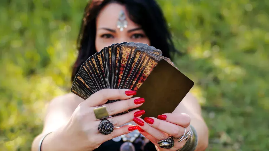 Tarotový výklad kartářky Alice Cross na týden od 9. března: Odhalte, proč se váš život zasekl a jak konečně vyřešit patové situace