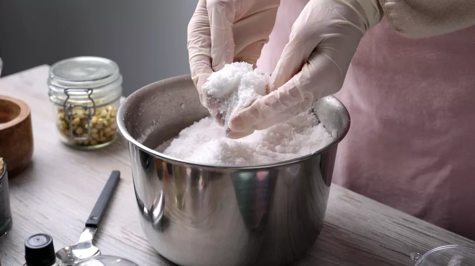 Epsomská sůl: Proč si tento levný zázrak z lékárny sype do vany celý svět?