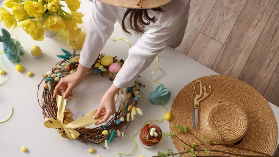 Inspirace na jarní dekorace: Vytvořte si stylový věnec na dveře. Zvládne to každý