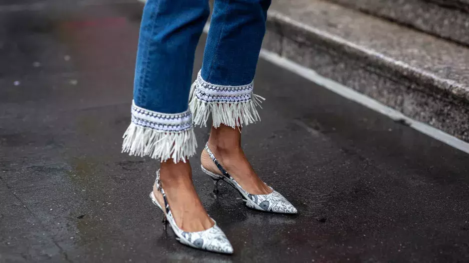 Bolí vás v kříži, ale chcete podpatky? Zapomeňte na jehly. Letošnímu jaru vládnou „Kitten heels“