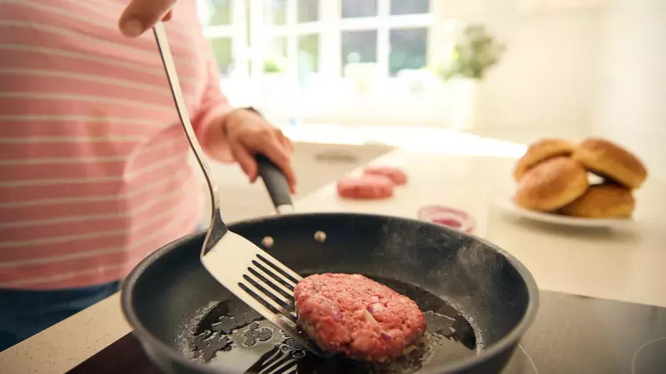 Vytuňte recepty z mletého masa. Přidejte vločky, čočku nebo studenou minerálku, výsledek vás překvapí