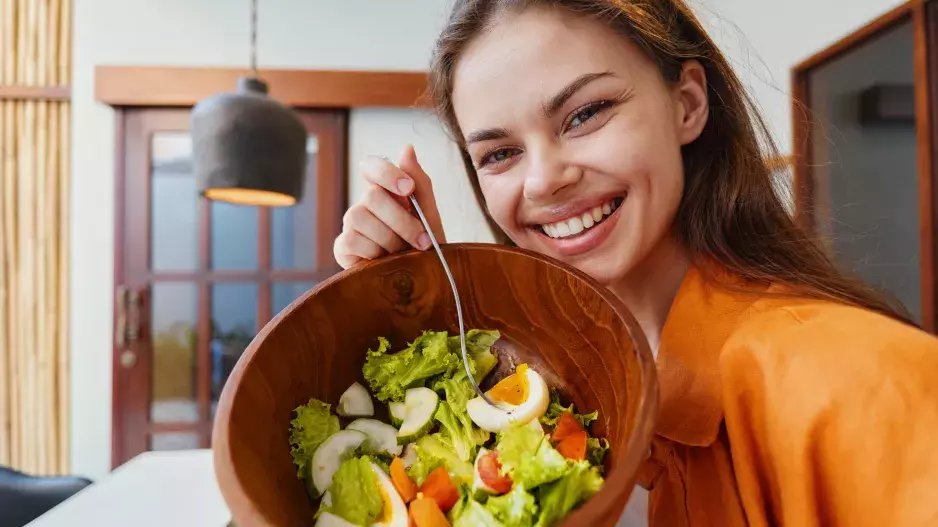 Salát jako lehká večeře? Přežitý omyl, který vás okrádá o energii a může brzdit hubnutí