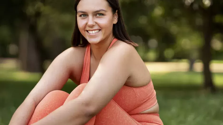 Nebezpečného tuku kolem orgánů se bez činek a bílkovin nezbavíte. Méně jíst nestačí. Zjistěte, jak „přeprogramovat“ tělo na spalování