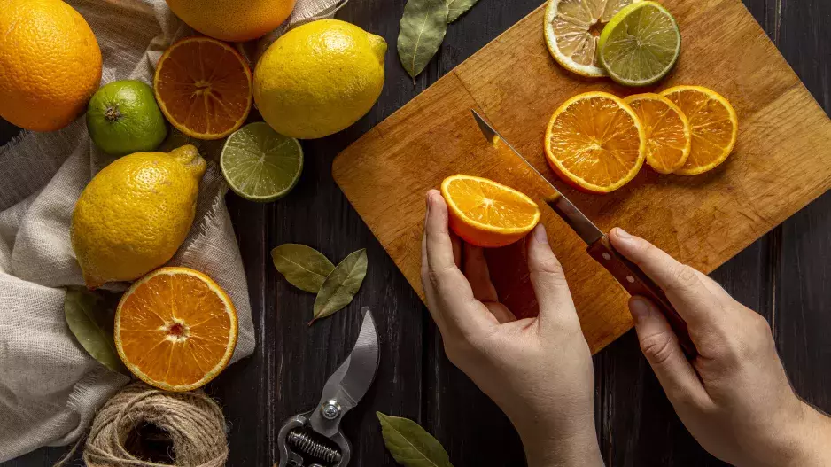 Milujete citrusy? Jejich kůru nevyhazujte. Poslouží skvěle v domácnosti