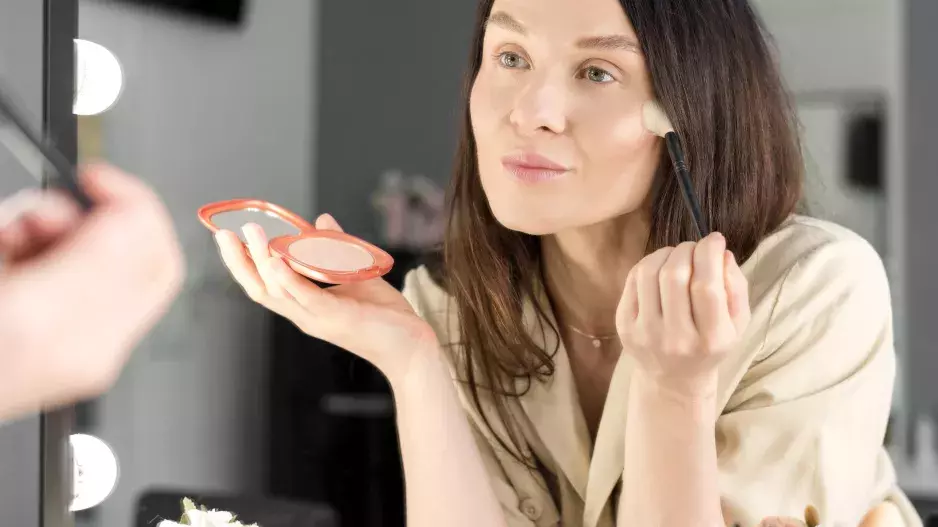 Svěží jarní líčení, díky kterému omládnete: Vsaďte na rozjasňovač a jeden malý detail