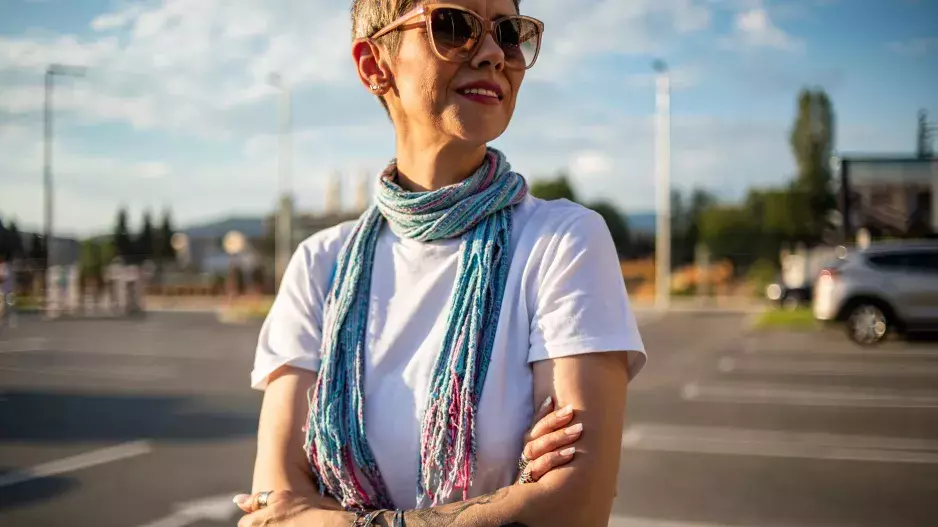 Je obyčejné a nevyčnívá, přesto se bez něj neobejde žádná trendy žena. Bavlněné tričko jako základ vašeho šatníku