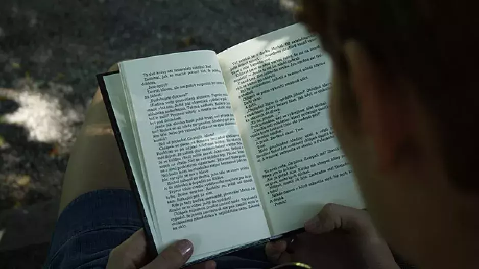 Povinná četba, ze které bolely ruce: Co jsme četli za socialismu. Pamatujete si klasické školní knihy?