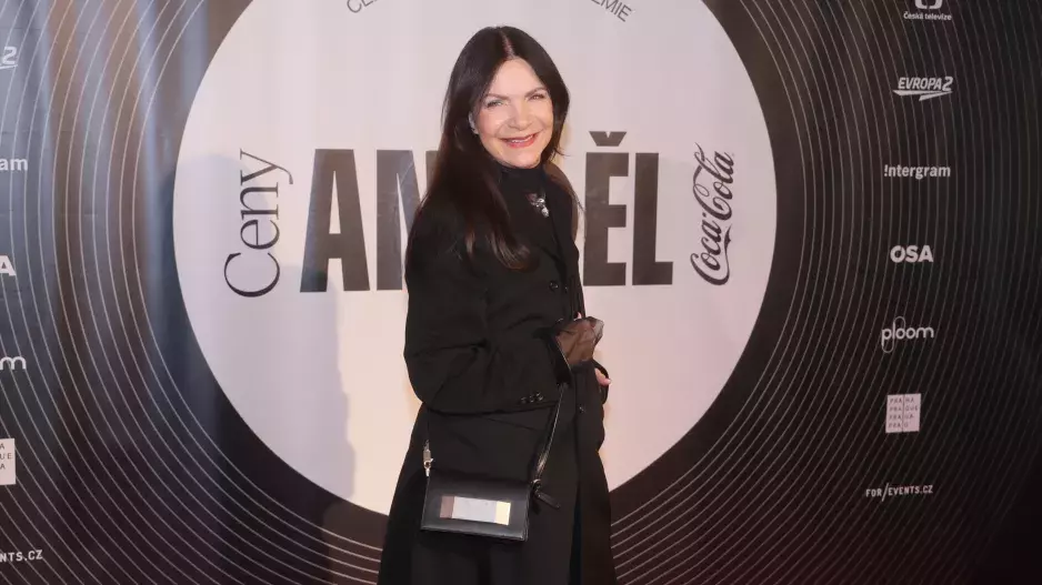 Ceny Anděl Coca Cola na pražském Výstavišti udeřily nejen pěveckými talenty ale i módou. Decastelo a Anna K v černé, Prachařová všem vytřela zrak