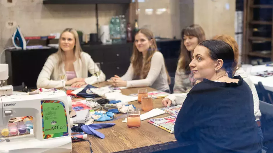 Odložte telefon a usedněte k šicímu stroji: ArtFashion spojuje kouzlo Burda Style s relaxací, kterou vaše duše potřebuje