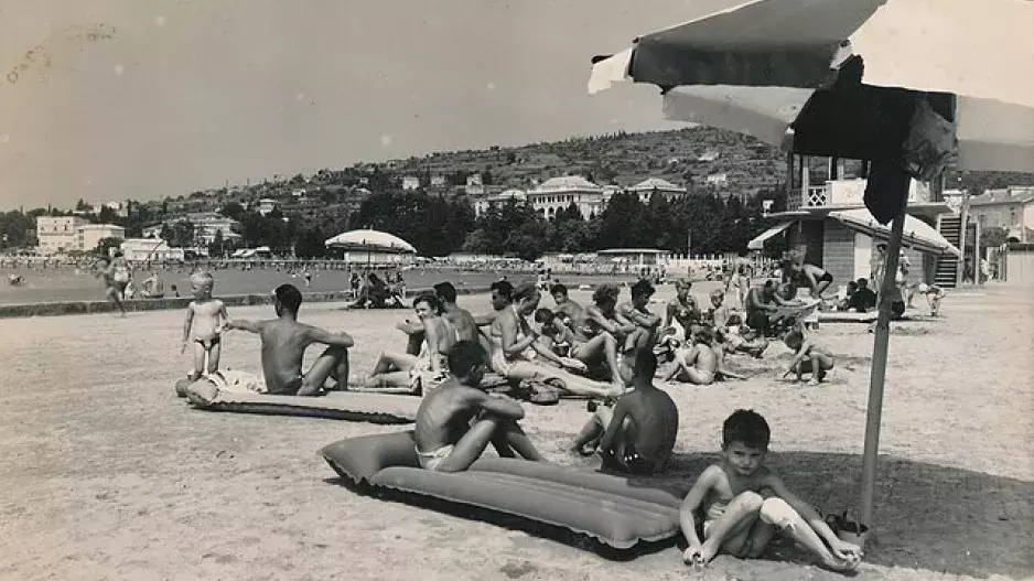 Smradlavý líh, kádrovák v zádech a paštiky v kufru. Neuvěřitelné bizarnosti socialistické dovolené