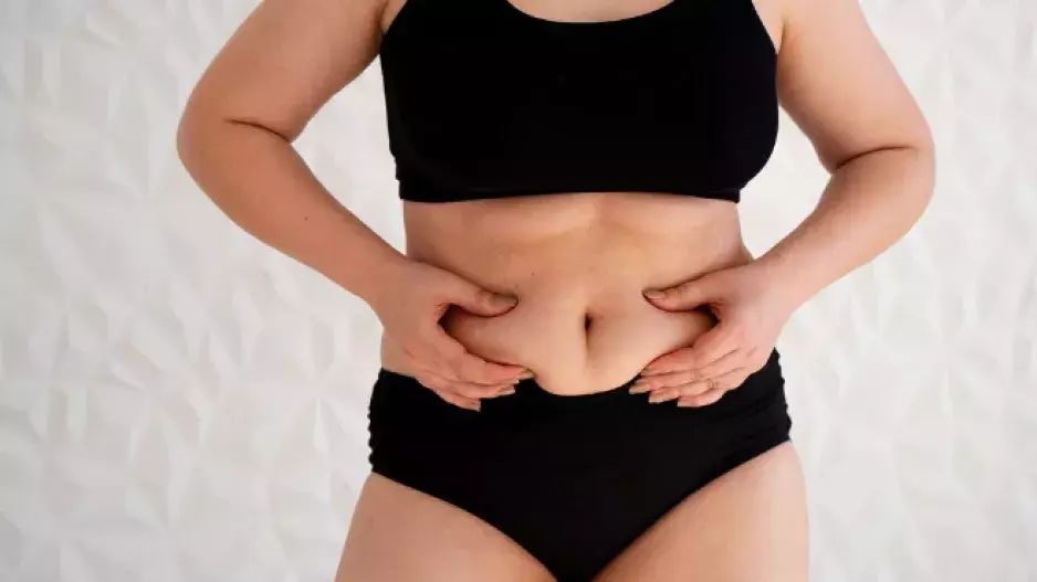 Příliš mnoho sladkostí nebo příliš mnoho stresu? Jak vypadá stresové břicho a jak se ho zbavit