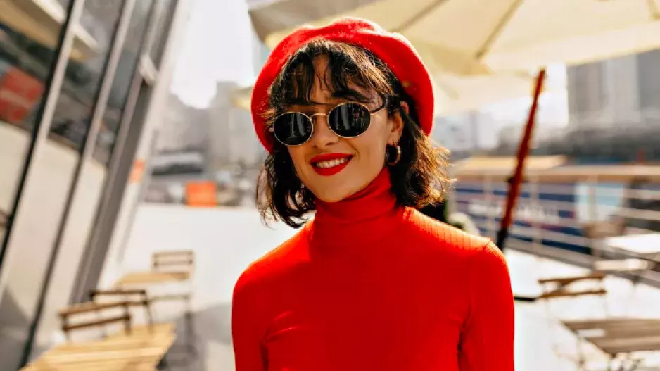 Trocha rebelie s červenou. Oblečte ji v podobě sukně, saka nebo kalhot a ubere vám 10 let