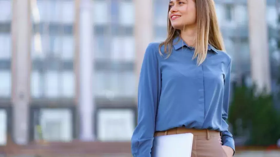 Trend Newyorčanek, který sluší ženám 50+. Vybrat ale musí jednu konkrétní barvu