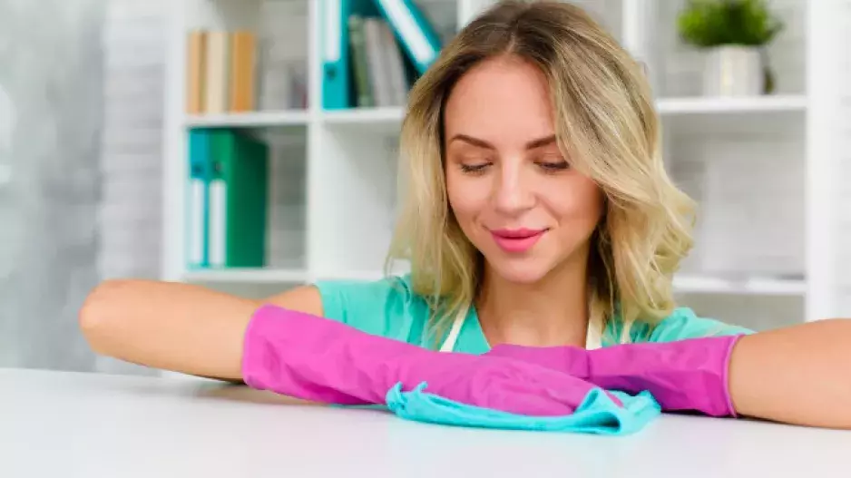 Věci, které byste nikdy neměli čistit dezinfekčními ubrousky. Například dřevo můžete vysušit a změní barvu 