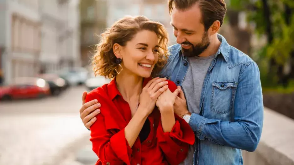 "Zamilovala jsem se do svého nevlastního bratra. Nikdo z rodiny se mnou nemluví," píše paní Lucie