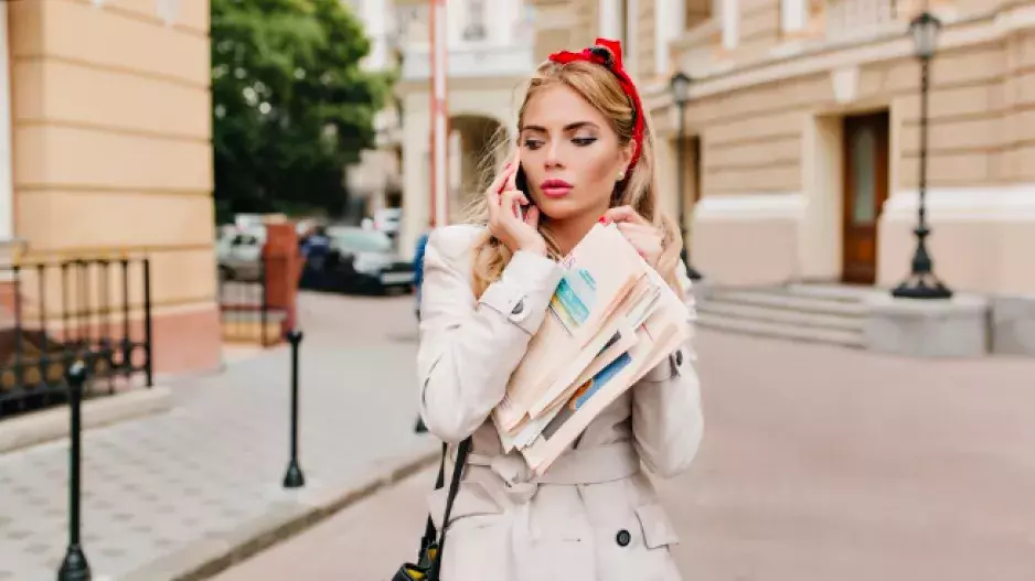 Béžový trenčkot vládne jaru. Pro ženy 50+ je ideálním kouskem, který sluší všem typům postavy