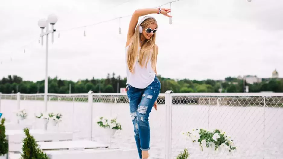 Džínám s vysokým pasem neodzvonilo. Nejvíce trendy jsou tyto dvě univerzální barvy