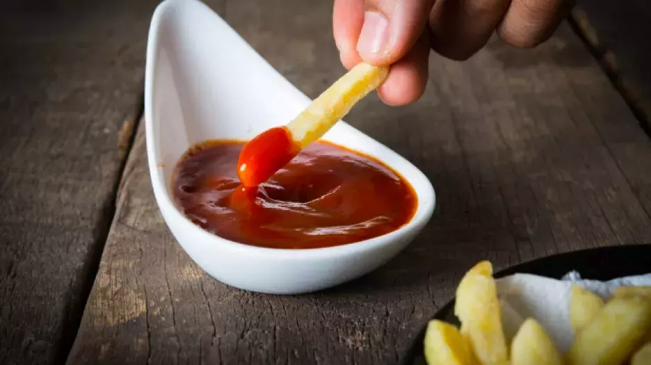 Opravdu se dá čistit kečupem? Zde je návod, jak tento populární trend funguje