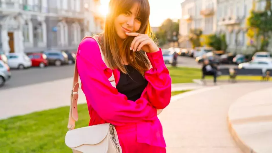 Svetry, tenisky, sukně i šaty. To vše v roztomilé růžové. Bát se jí nemusí ani zralé ženy