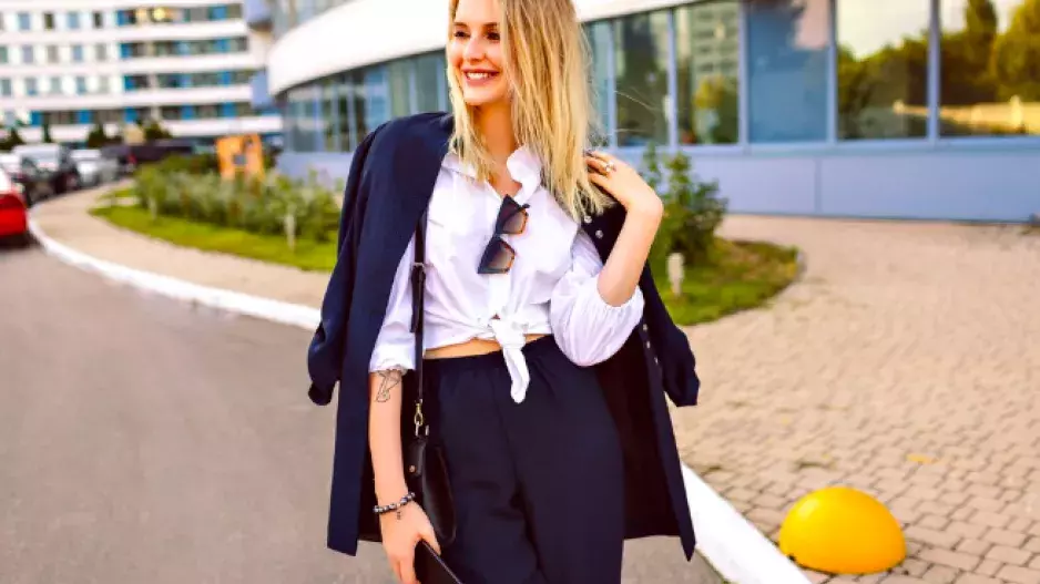 Jednoduše střižené sako dodá styl i obyčejným legínám. Ocení jej ženy po 50, je však třeba dbát na jednu věc