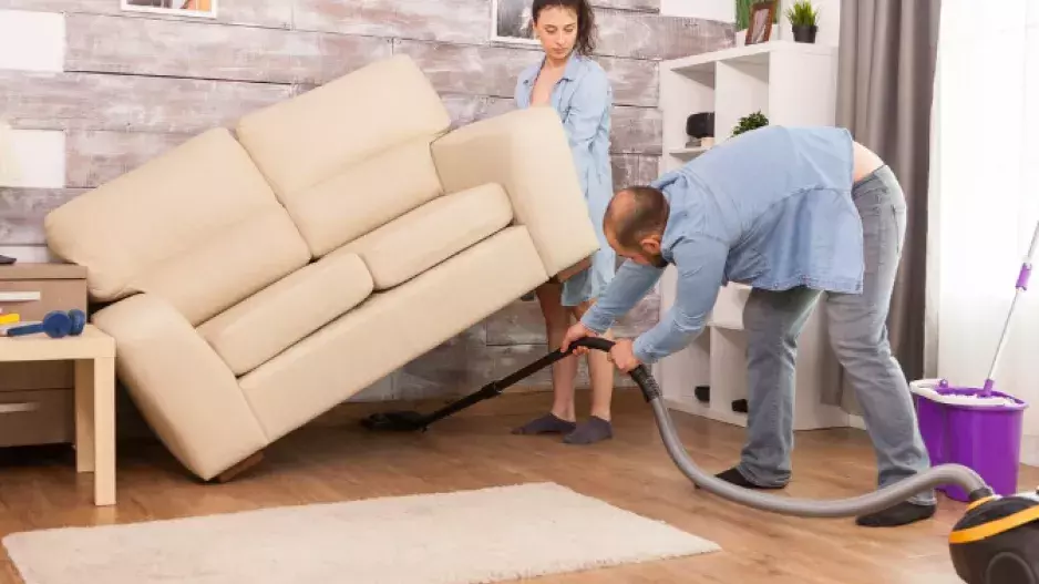 5 chytrých způsobů, jak uklidit pod gaučem, aniž byste s ním museli hýbat