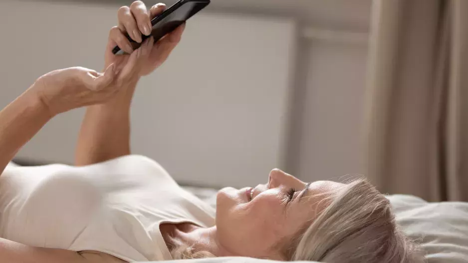 Modré světlo z mobilu likviduje kolagen v pleti stejně jako slunce: Jak zastavit digitální stárnutí a ochránit tvář před vráskami