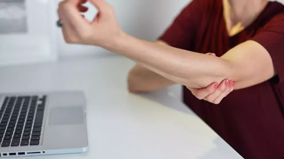 Odhalte příznaky tenisového lokte včas a naučte se cviky, které vám pomohou od bolesti