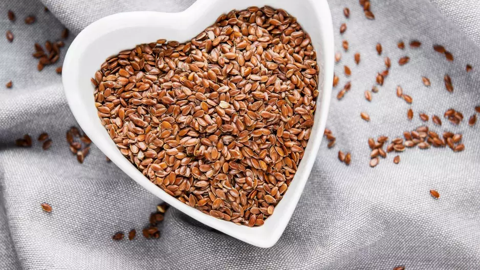 Lněná semínka podpoří srdce, srovnají trávení a doplní omega-3. Pozor ale na jednu důležitou nástrahu