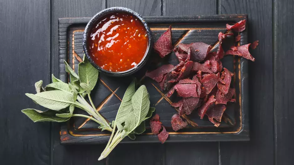 Sušené maso jako fitness snack, který buduje svaly a doplní chybějící železo