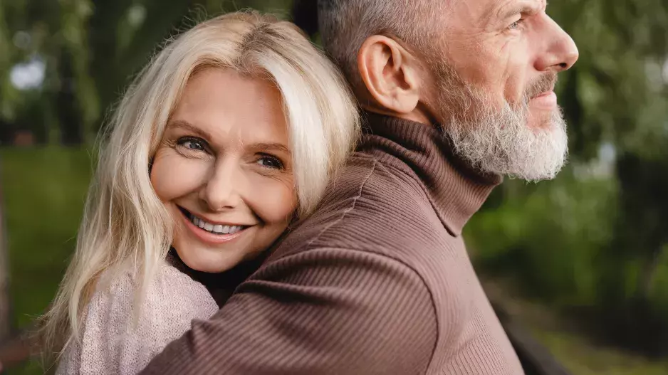 Žijete v manželství, ale trpíte „hladem po doteku“? Proč obyčejné pohlazení funguje jako lék na imunitu