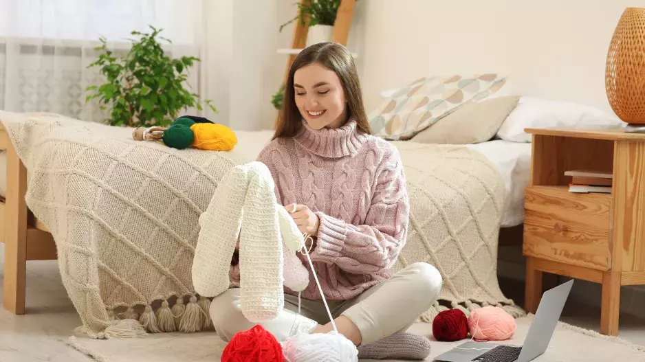 Zapojte své ruce: Proč pletení a další tvořivé koníčky zpomalují stárnutí mozku