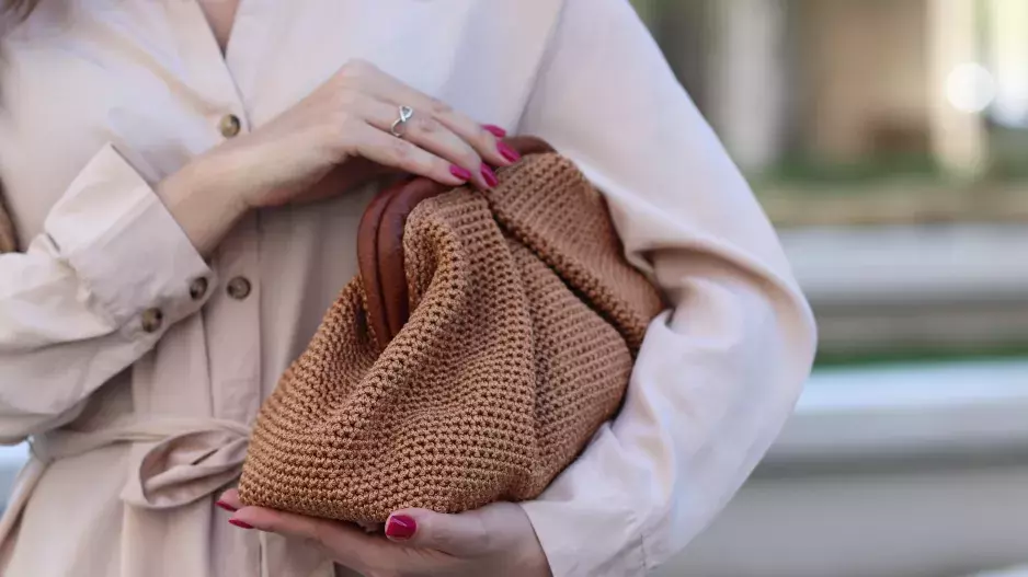 Nejen oblečení, ale i kabelka vás může omladit. Značka nehraje roli, zásadní je tvar