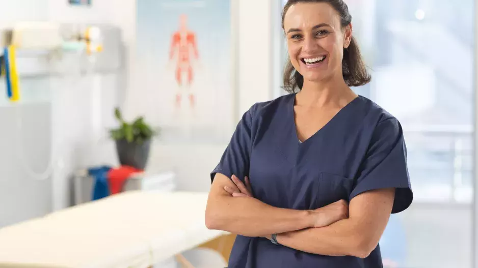 Znáte křížové tejpy? Drobné náplasti uvolní ztuhlé svaly, zjemní jizvy a zachrání vás před migrénou